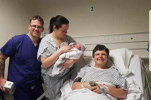 Bà Emma bên vợ chồng con gái và cháu ngoại. Ảnh: Wales New Service.