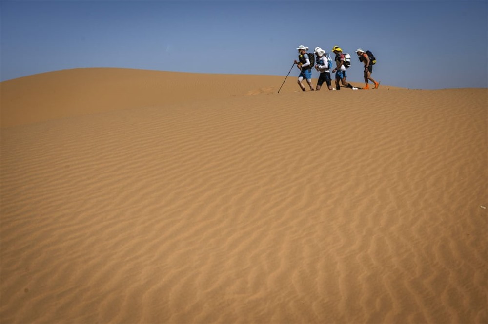 Người chơi đang thi đấu chặng thứ 2 của cuộc đua Maratông Des Sables lần thứ 34, đây là cuộc thi chạy hàng năm ở Sahara (Ảnh: Jean-Philippe Ksiazek / AFP / Getty)