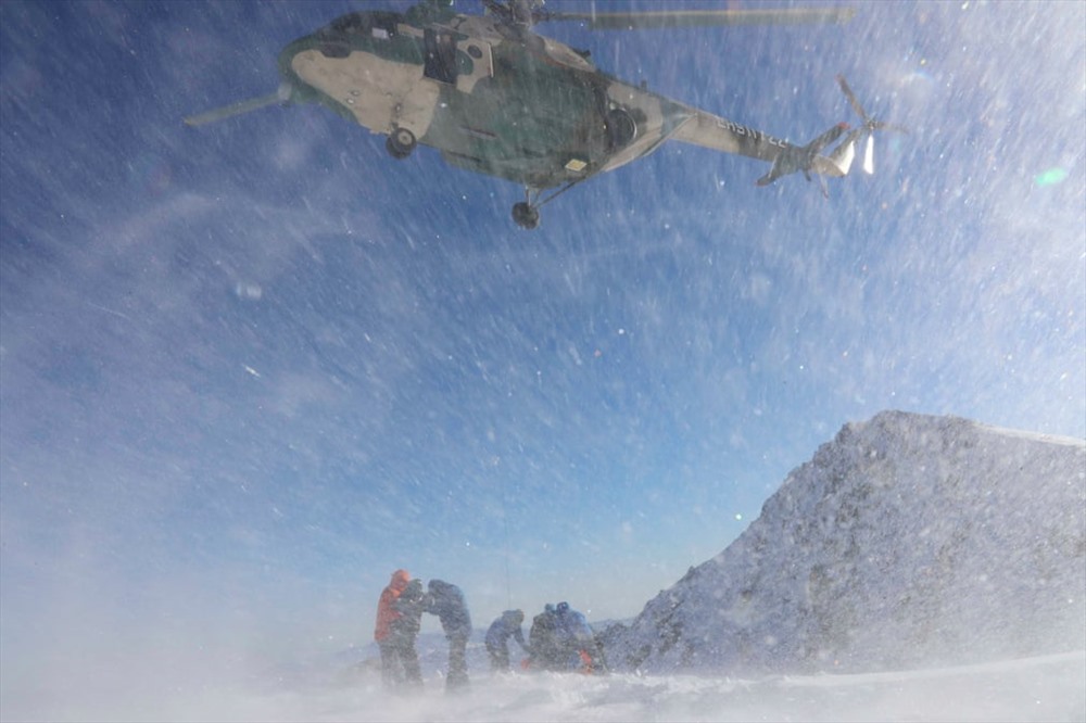 Một máy bay trực thăng giải cứu những người leo núi bị mắc kẹt bởi vụ lở tuyết tại London, Anh (Ảnh: Wu Shike/Xinhua/Barcroft ) 