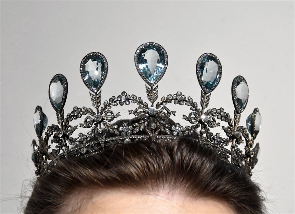 Chiếc vương miện bằng ngọc và kim cương của Fabergé được trưng bày tại nhà đấu giá của Christie ở London. Chiếc vương miện được bán vào tháng 5 tại Geneva, trị giá khoảng 175.000 – 260.000 bảng Anh (Ảnh: Nils Jorgensen / Rex / Shutterstock)