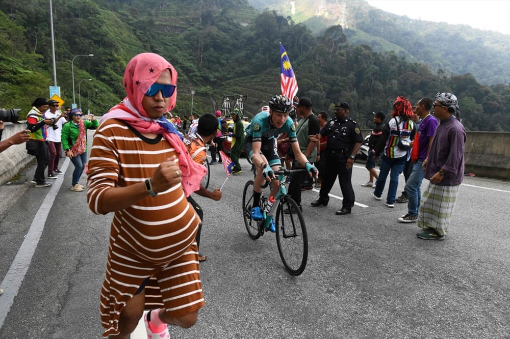 Khán giả cổ vũ khi những người đi xe đạp lên dốc trong chặng thứ tư của giải De Langkawi (Ảnh: Mohd Rasfan / AFP / Getty Images) 