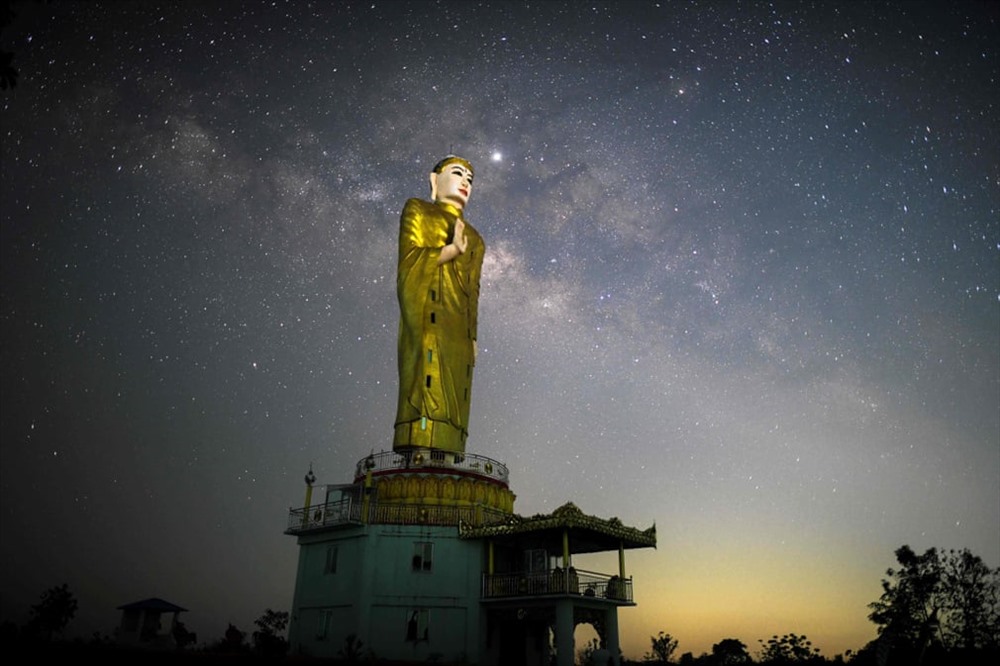 Tại vùng Yang gon dải Ngân hà được nhìn thấy phía sau một bức tượng Phật  (Ảnh: Ye Aung Thu / AFP / Getty Images)