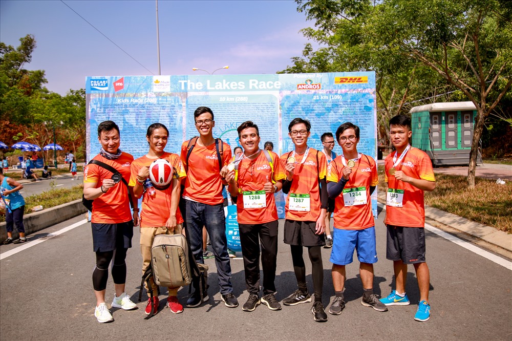 Màu áo cam nổi bật của nhóm các vận động viên cùng tham gia giải chạy thiện nguyện vì trẻ em