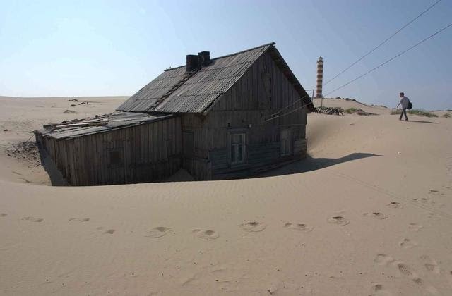 Lí do là vì ngôi làng này nằm tại rìa của vòng Cực bắc và bị bao phủ quanh cát. Các cồn cát này luôn vận động do sự ảnh hưởng của gió Tây. Nếu người dân đóng cửa vào ban đêm, rất có thể họ sẽ không thể ra ngoài vào sáng ngày hôm sau.  