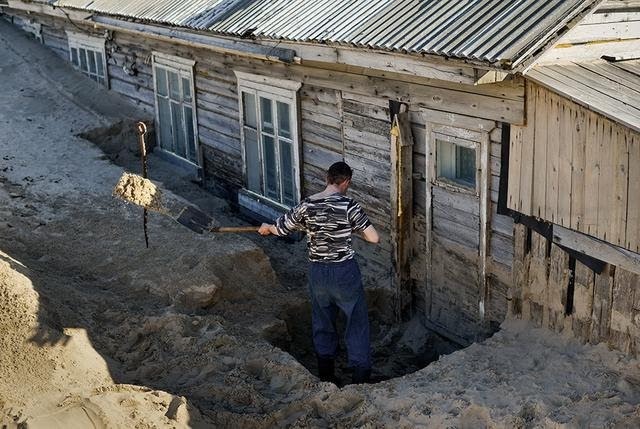 Ngôi làng Shoyna cũng có một máy ủi được dùng để giúp người dân đào cát ra khỏi nhà sau những đêm gió lớn.  