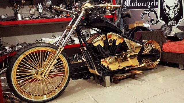 Bộ 3 mô tô phân khối lớn mạ vàng được thực hiện tại STD Motorcycle Custom, nơi độ mô tô cho nhiều đại gia có tiếng tại Việt Nam.  
