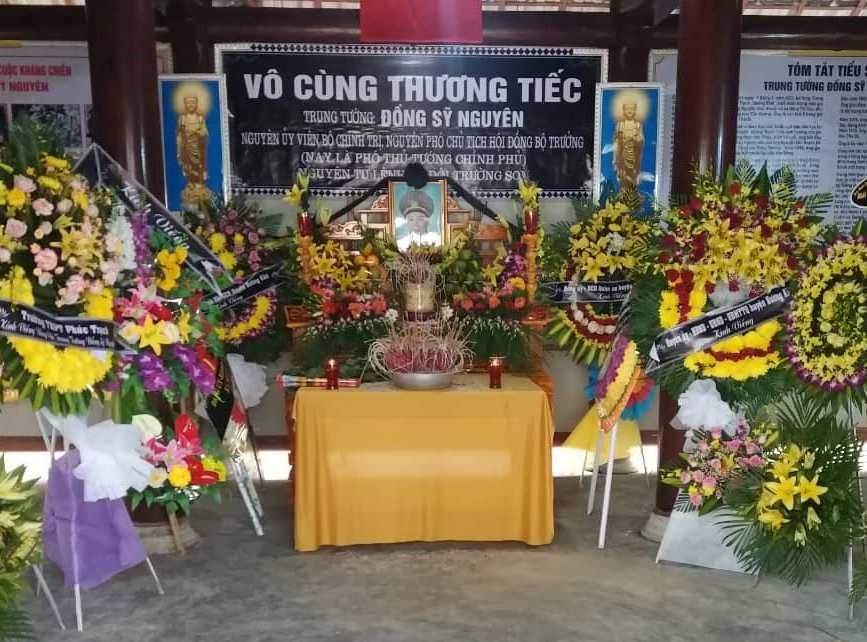 Chính quyền địa phương và người dân lập bàn thờ để tưởng nhớ Trung tướng Đồng Sỹ Nguyên