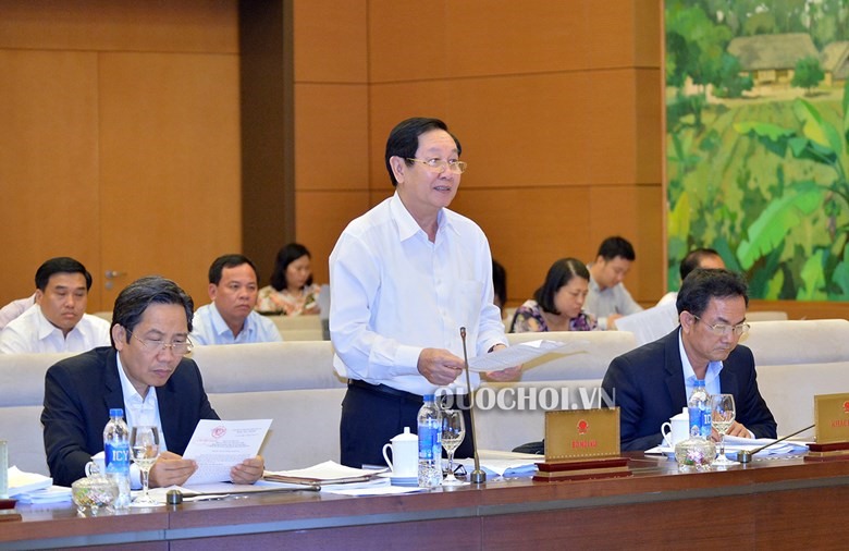 Bộ trưởng Bộ Nội vụ Lê Vĩnh Tân trình bày Tờ trình của Chính phủ sáng 10.4. Ảnh: Quochoi.vn