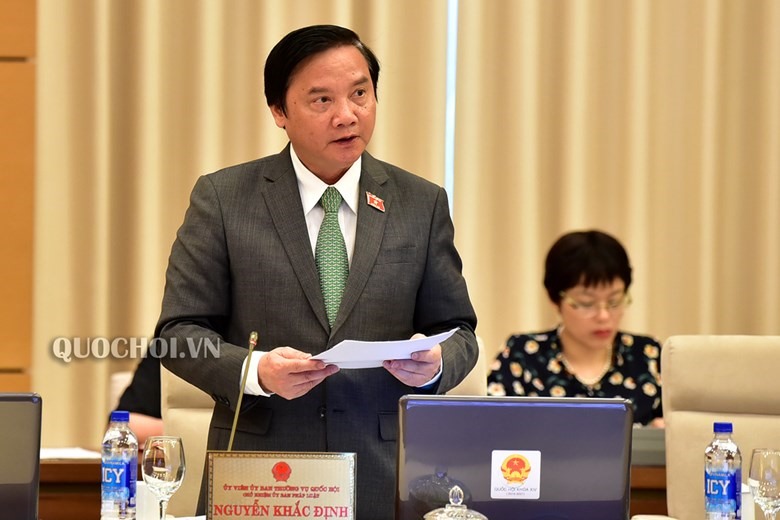 Chủ nhiệm Uỷ ban Pháp luật của Quốc hội trình bày Báo cáo tại phiên họp sáng nay 10.4. Ảnh: Quochoi.vn