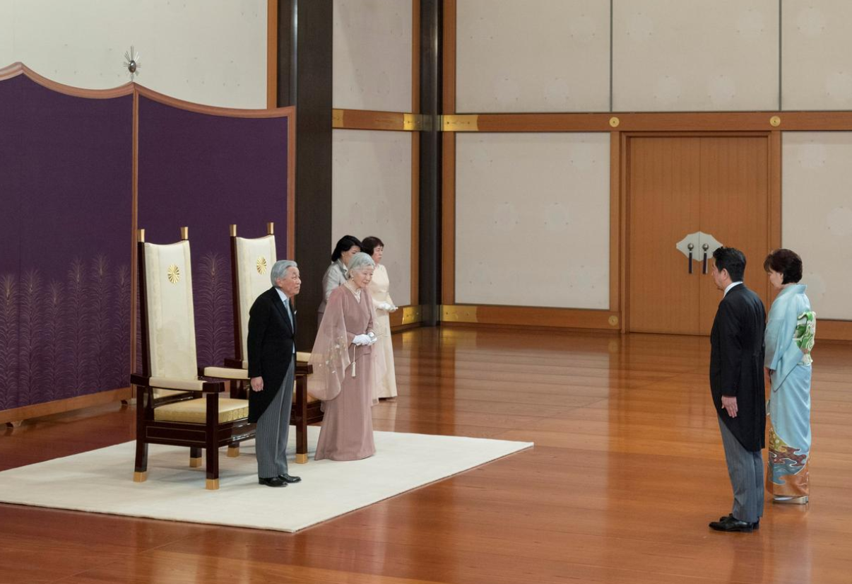 Thủ tướng Nhật Bản Shinzo Abe và Phu nhân chúc mừng đám cưới kim cương của Nhà vua Akihito và Hoàng hậu Michiko. Ảnh: Imperial Household Agency/Reuters