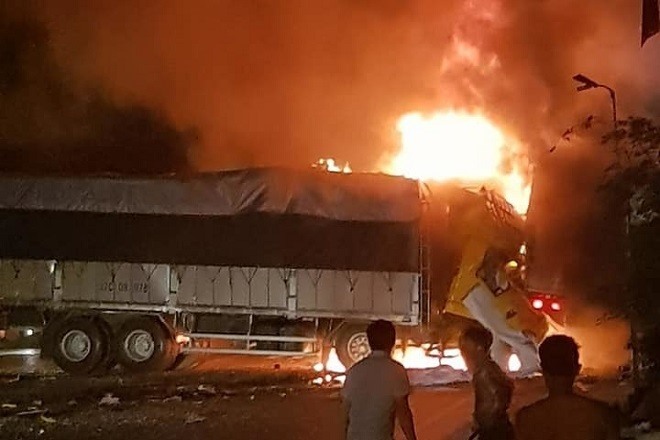 Chiếc xe tải bốc cháy ngùn ngụt khiến 2 người bên trong cabin thiệt mạng. Ảnh: tuoitrethudo.com.vn