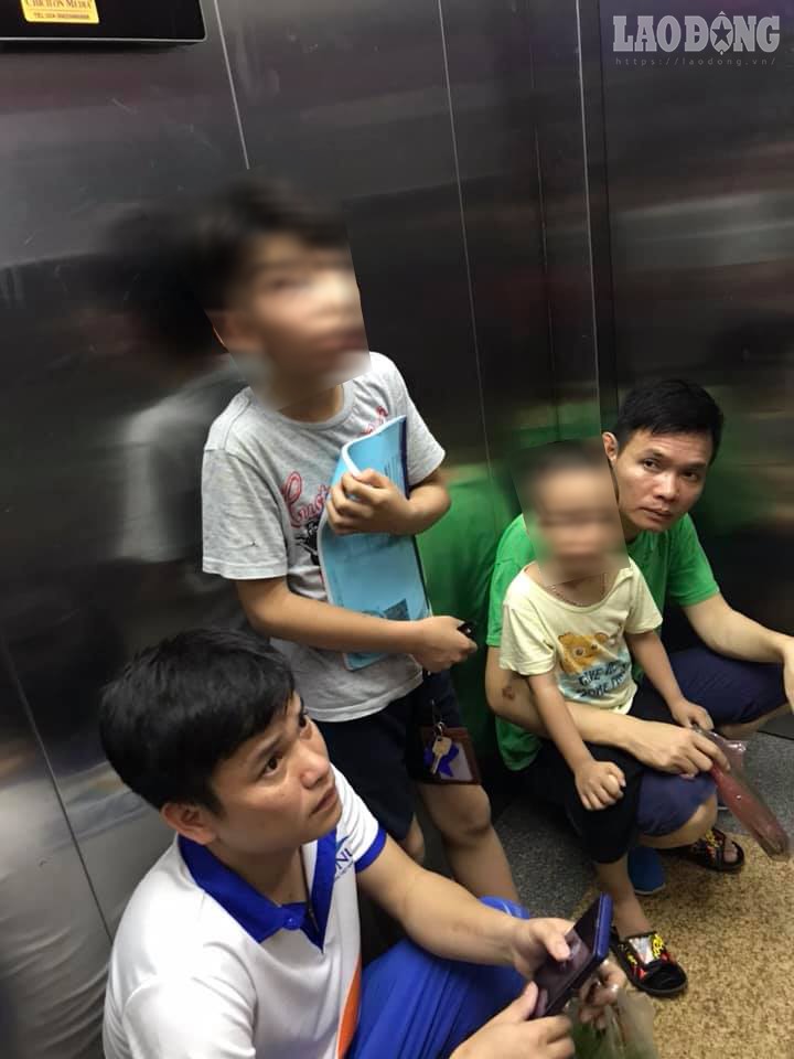 Thời điểm xảy ra sự việc,bên trong thang máy còn có trẻ nhỏ. Ảnh: NVCC