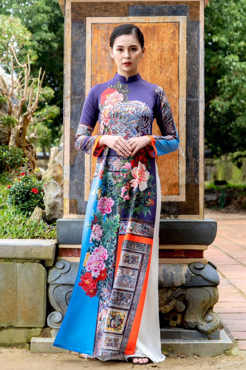 Một trong những mẫu áo dài mang của nhà thiết kế Viết Bảo. Ảnh: Nguyễn Phúc Bảo Minh. 