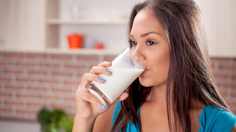 Uống sữa giúp tăng chiều cao. 