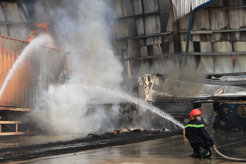 Container hàng ở phía ngoài cũng bị cháy lan.