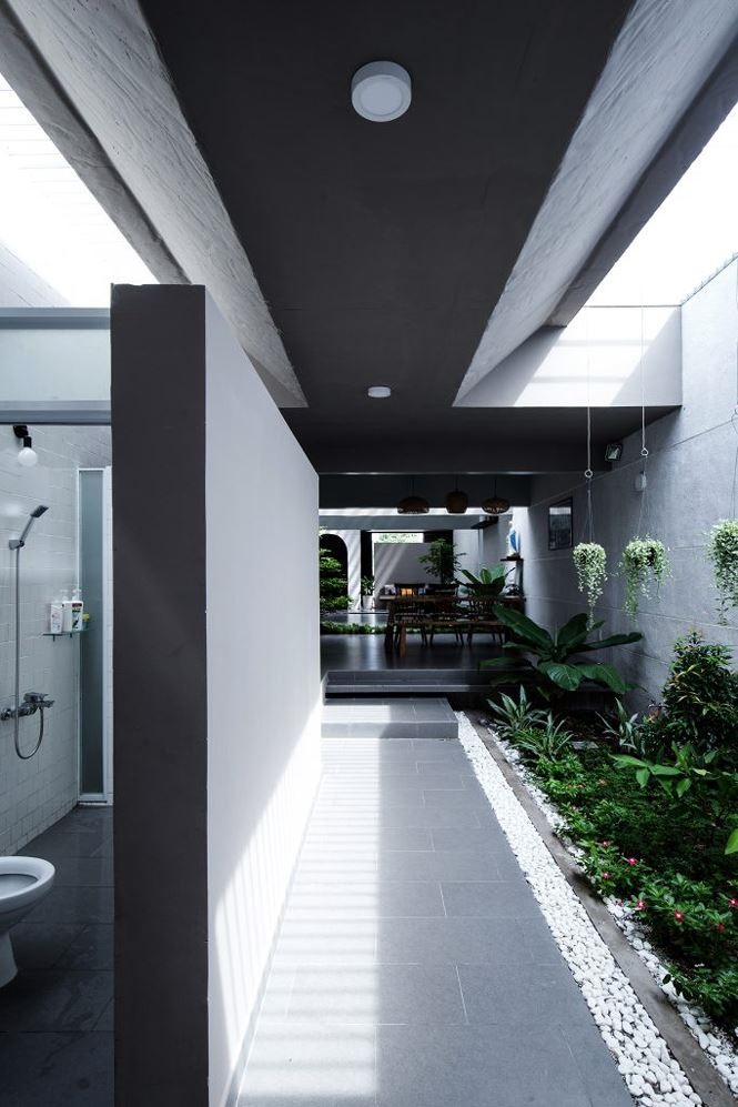 Phòng tắm đẹp đầy hiện đại được phân định bằng bức vách bê tông chắc chắn