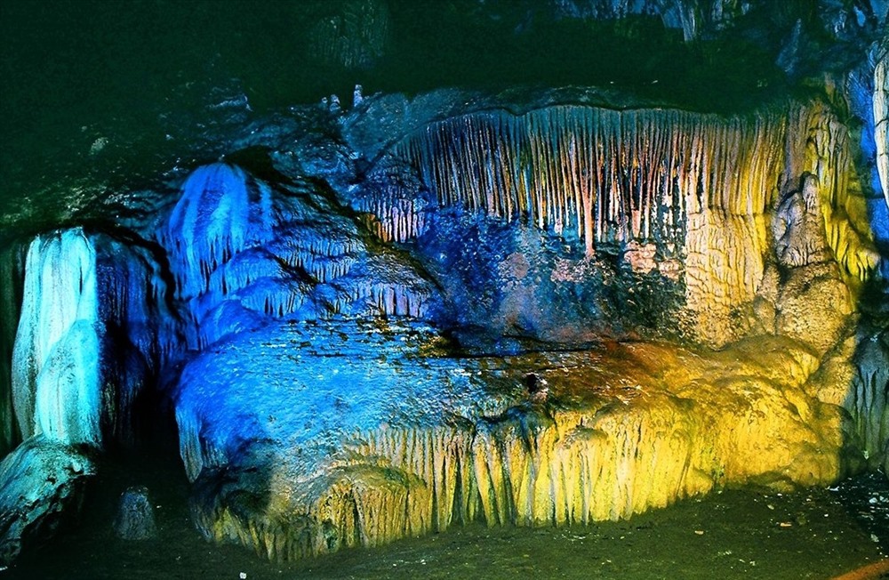 Hang Lạng là một hang động nổi tiếng nằm trong cụm hang động thuộc vườn quốc gia Xuân Sơn. Ảnh: JustGo