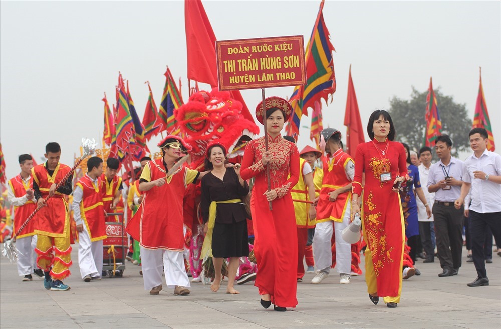 Một trong những nét mới của phần lễ năm nay là toàn bộ 13 huyện, thành phố, thị xã của tỉnh Phú Thọ thực hiện dâng hương tưởng niệm các Vua Hùng theo chương trình, kịch bản riêng của mỗi địa phương. 