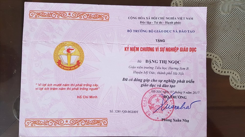 Thầy cô giáo dạy hợp đồng có nhiều cống hiến cho ngành giáo dục huyện. Ảnh PV.
