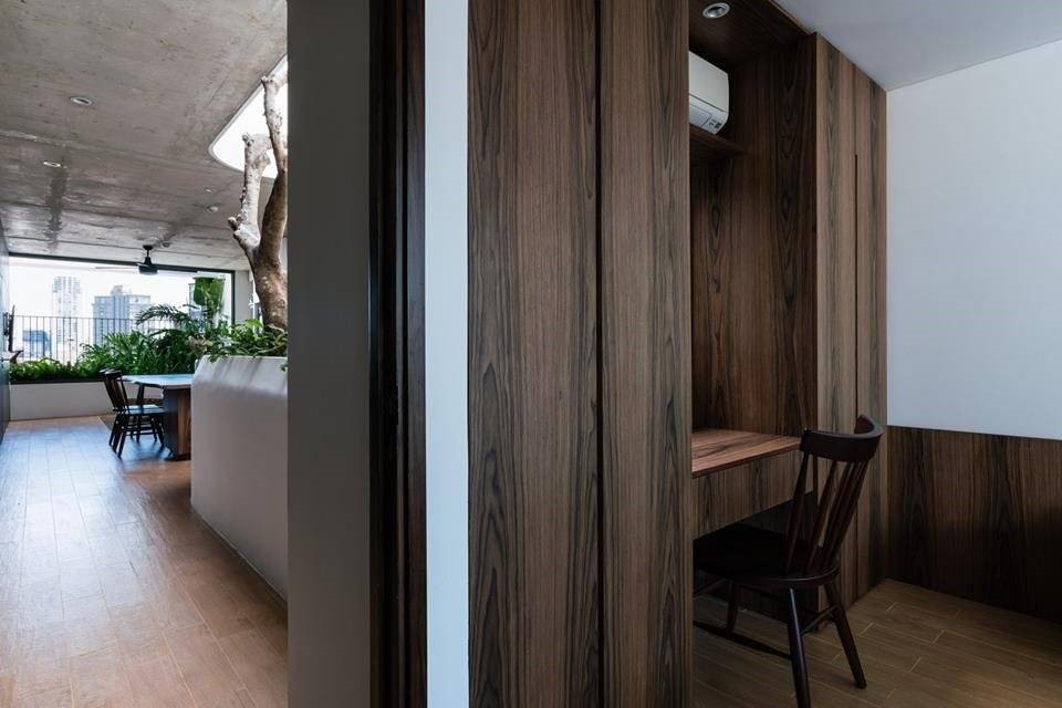 Nội thất các căn hộ và penthouse đi theo tông màu gỗ, bìa gỗ tạo sự ấm cúng. Nội thất xen lẫn HDF trắng cho không gian nhỏ tạo cảm giác không gian rộng hơn.  