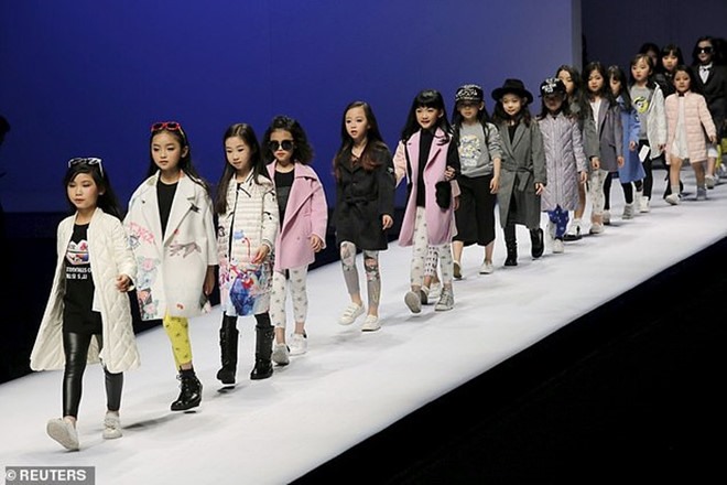 Tại Trung Quốc, có rất nhiều đứa trẻ được đào tạo trở thành người mẫu từ khi còn rất nhỏ. 