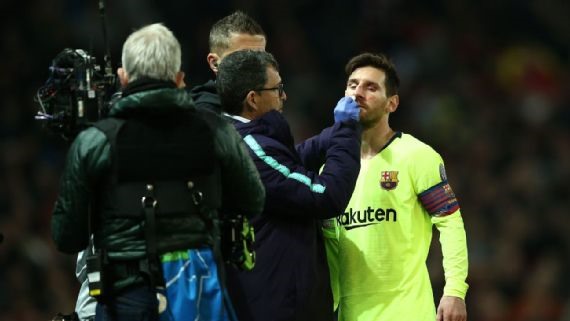 Ngay sau đó, Messi đã nhận được sự chăm sóc từ y tế. Ảnh: Getty