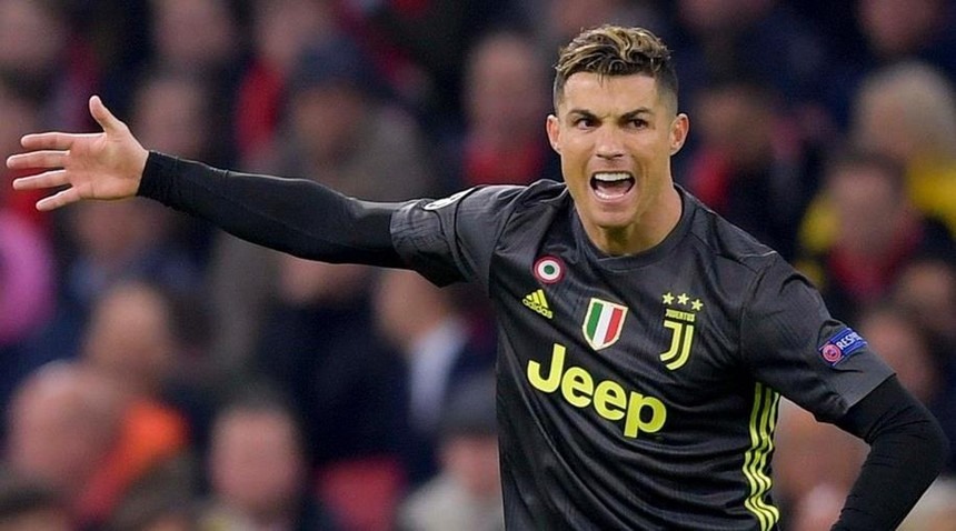 Để những người hâm mộ của Ronaldo, hãy xem hình ảnh này để cảm nhận được sức mạnh và tài năng của ngôi sao người Bồ Đào Nha. Hãy xem chiếc áo số 7 của Juve huyền thoại đi qua những nốt nhạc của lịch sử bóng đá.