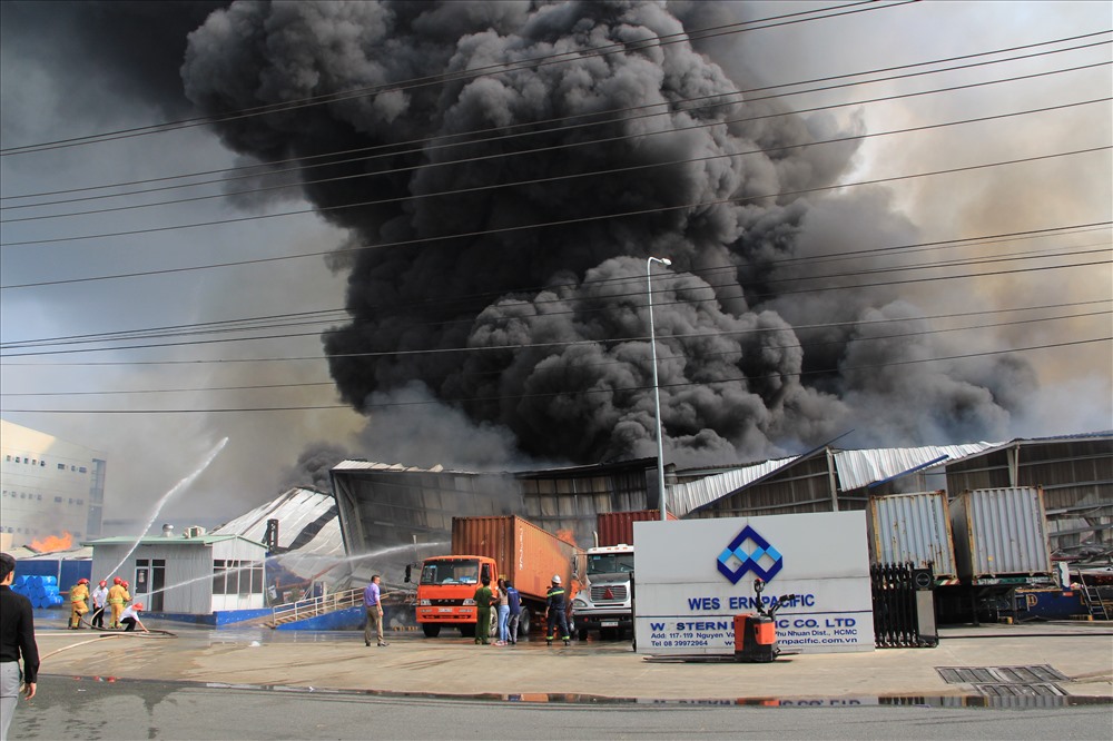 Nhà kho công ty kinh doanh Logistics bất ngờ phát hỏa.