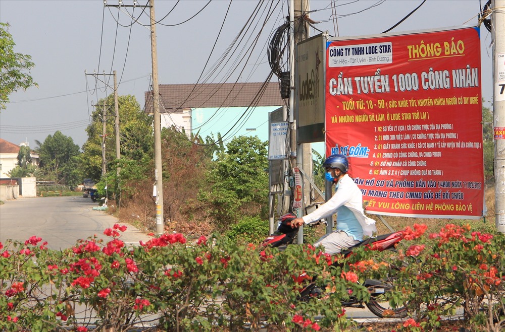 Doanh nghiệp căng băng rôn tuyển dụng ở khắp nơi.