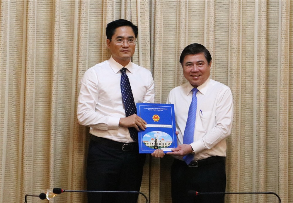 Ông Trần Quang Lâm nhận quyết định từ Chủ tịch UBND TP. 