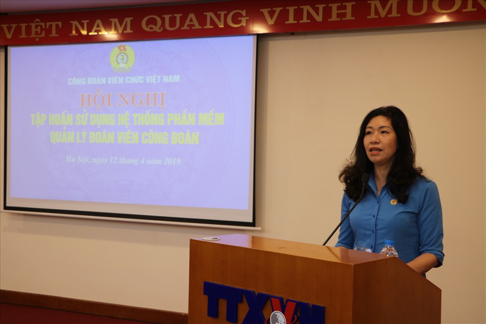 Phó Chủ tịch Công đoàn Viên chức VN Phan Phương Hạnh phát biểu tại lớp tập huấn.