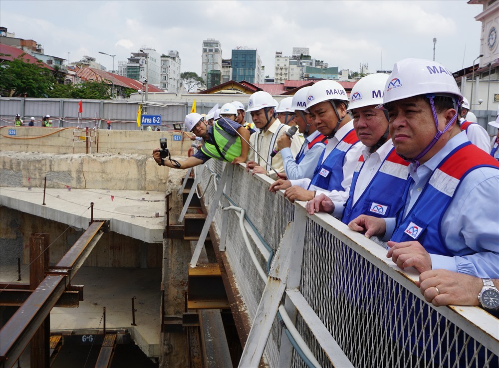 Thủ tướng Nguyễn Xuân Phúc và lãnh đạo các bộ ngành, TP.HCM thi sát khu vực nhà ga Bến Thành (dự án metro Bến Thành - Suối Tiên)