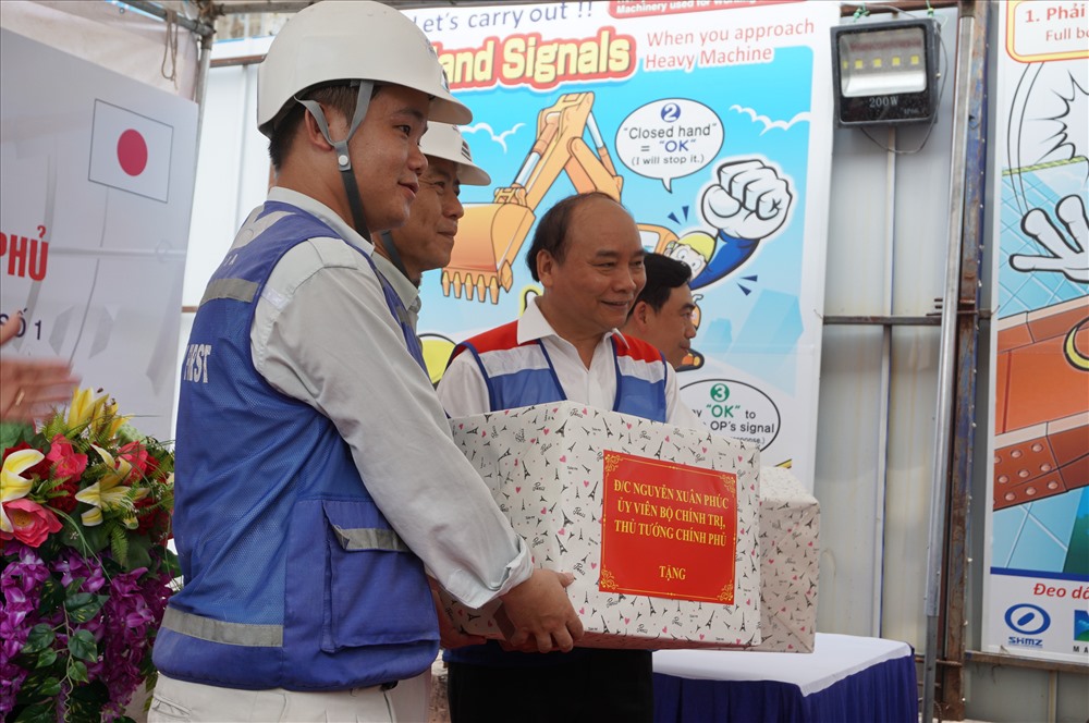 Thủ tướng Nguyễn Xuân Phúc còn tặng quà động viên các chuyên gia, kỹ sư Nhật Bản tham gia thi công dự án metro Bến Thành - Suối Tiên. Dự án này có vay vốn ODA của Nhật Bản