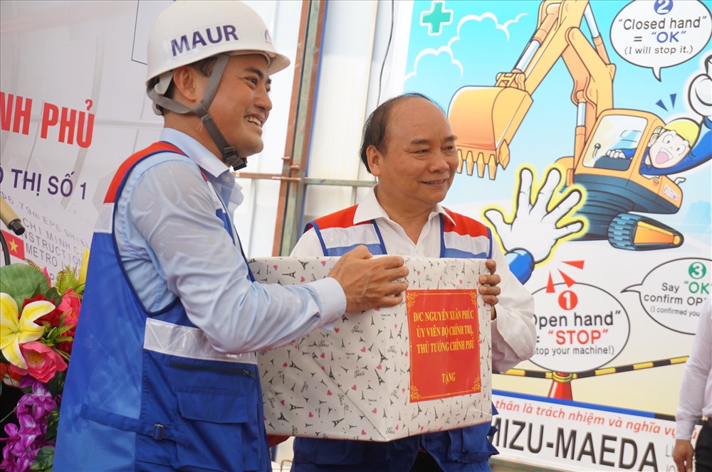 Thủ tướng Nguyễn Xuân Phúc tặng quà động viên Trưởng ban quản lý MAUR Bùi Xuân Cường
