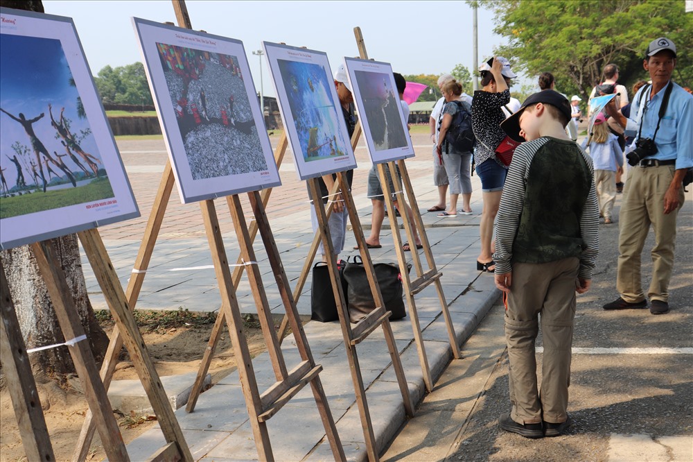 Nhiều em bé nước ngoài cũng tò mò về những bức ảnh tại triễn lãm, thích thú khi nghe người hướng dẫn giới thiệu về bức ảnh.