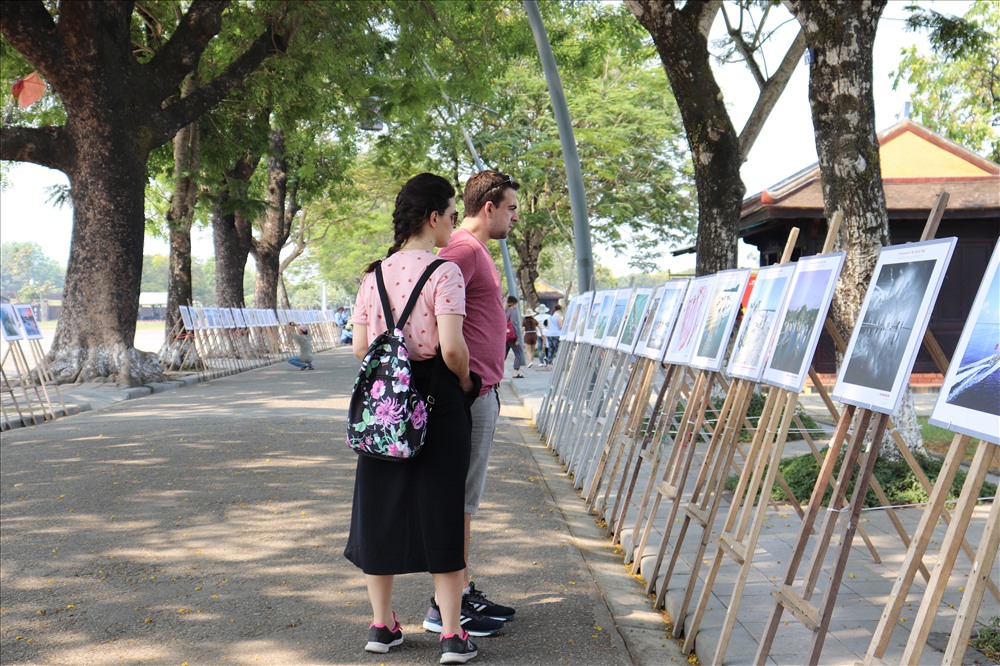 Triển lãm thu hút sự chú ý, tò mò của những du khách mới lần đầu đến đây.