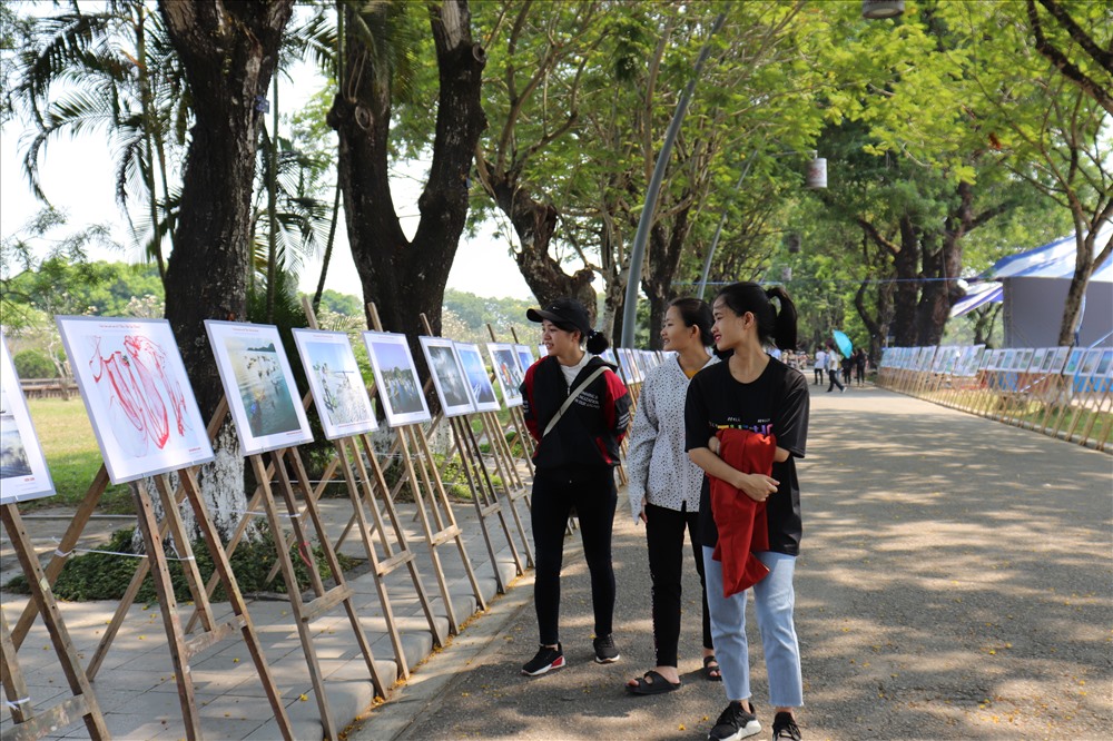 Triển lãm còn thu hút được người dân và nhiều bạn trẻ đến xem và chụp ảnh