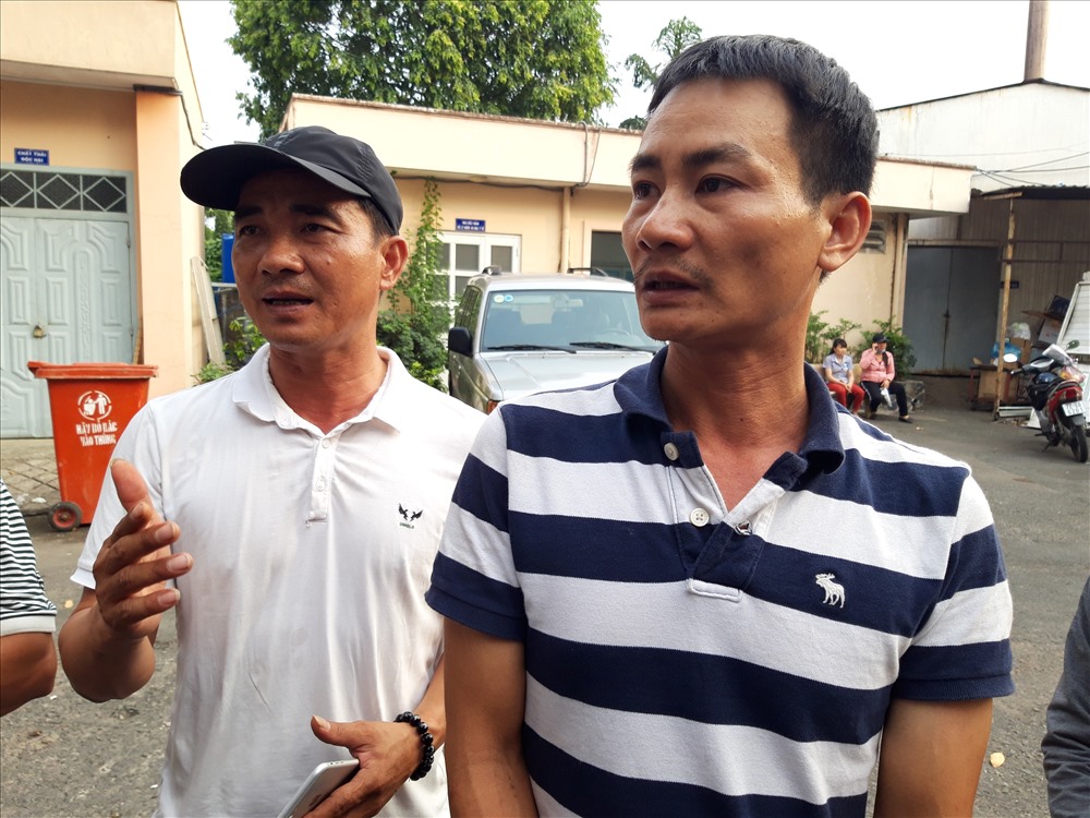 Anh Lê Hữu Thế (bìa phải) cha cháu trai 2 tháng tuổi bị tử vong. 