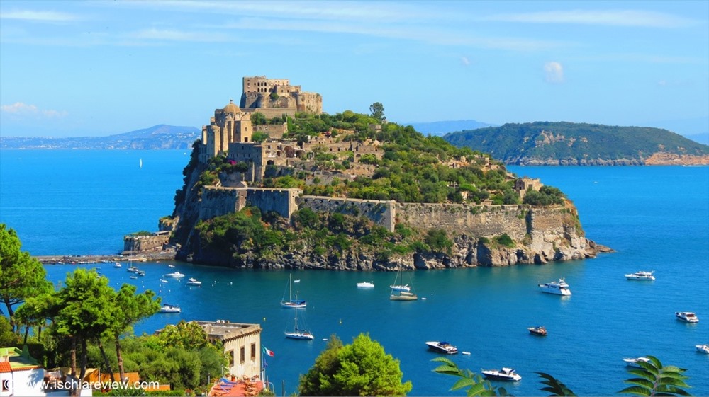 Lâu đài Aragonese ở Italy từng bị hư hại nặng trong đợt ném bom của Anh vào năm 1809, nhưng được trùng tu vào thế kỷ 20. Ảnh: Ischia Review