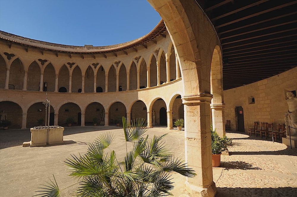 Lâu đài Bellver được xây dựng trên đảo Majorca, Tây Ban Nha, vào thế kỷ 14. Đây là một trong số ít lâu đài hình tròn ở châu Âu. Nơi này từng được sử dụng làm nhà tù từ thế kỷ 18 đến giữa thế kỷ 20. Ảnh: Puntorosso