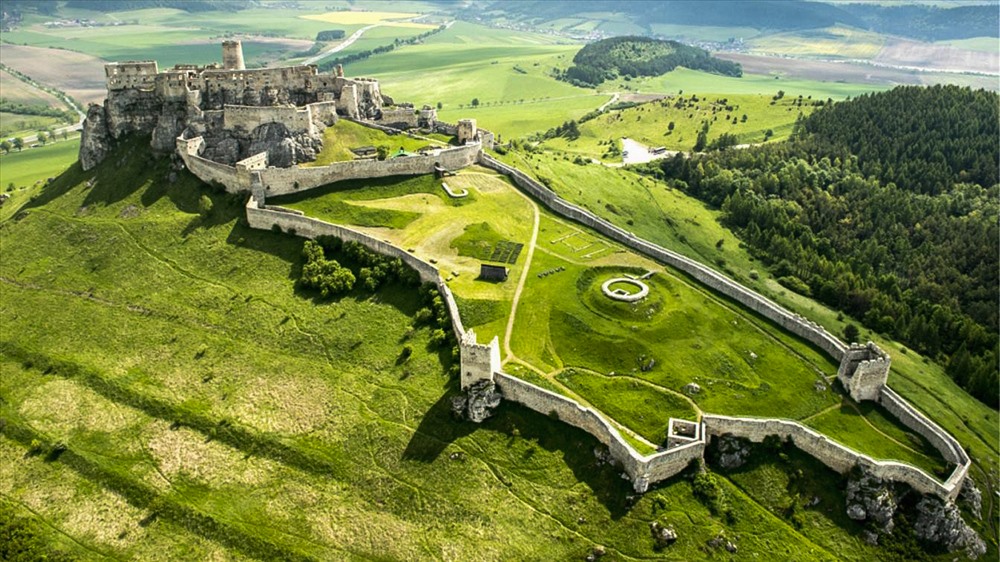 Spiš là một trong những lâu đài lớn nhất Châu Âu, được xây dựng lần đầu tiên vào thế kỷ 12. Bị bỏ hoang vào đầu thế kỷ 18, tòa lâu đài này hiện giờ mới chỉ được trùng tu một phần. Ảnh: Juliet-travel