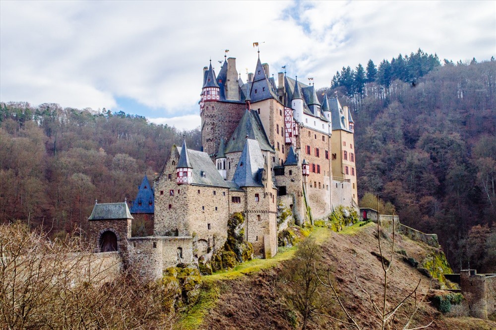 Lâu đài Eltz ở Wierschem, Đức, tọa lạc trên những ngọn đồi nằm giữa Koblenz và Trier. Hiện giờ, công trình ấn tượng này vẫn thuộc sở hữu của gia đình Eltz, từ thế kỷ 12. Ảnh: Happy to Wander