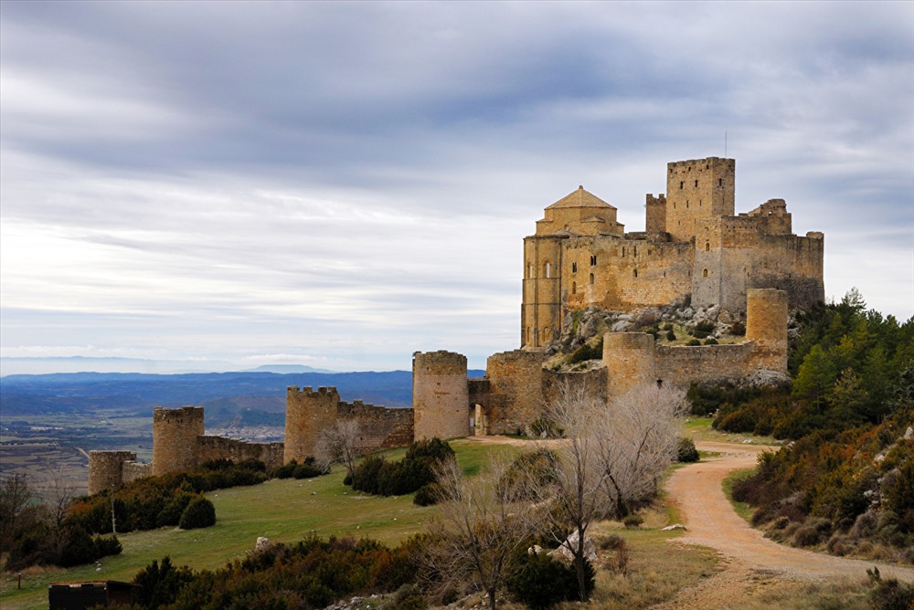 Loarre là một trong những lâu đài cổ nhất Tây Ban Nha. Tòa nhà được xây dựng trong khoảng thời gian từ năm 1020 đến đầu thế kỷ 12. Ảnh: 1ZOOM
