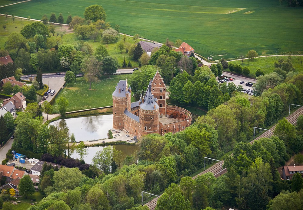 Lâu đài Beersel được xây dựng từ năm 1300 đến 1310 để bảo vệ thủ đô Brussels, Bỉ. Hiện nay, tòa lâu đài này là một địa điểm thu hút khách du lịch. Ảnh: Wikiwand