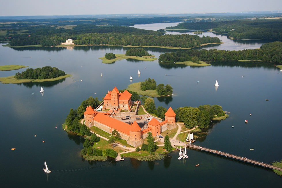 Lâu đài Trakai nằm trên một hòn đảo ở Lithuania bắt đầu được cho xây dựng vào thế kỷ 14 để làm một trung tâm tài chính. Tuy nhiên, công trình này đã bị phá huỷ nghiêm trọng trong vụ tấn công của các Hiệp sĩ Teutonic năm 1377. Ngoài ra, tòa lâu đài cũng bị phá hủy và xây lại vài lần. Hiện tại, có một cây cầu gỗ được xây dựng nối lâu đài Trakai với đất liền. Ảnh: One Step 4Ward