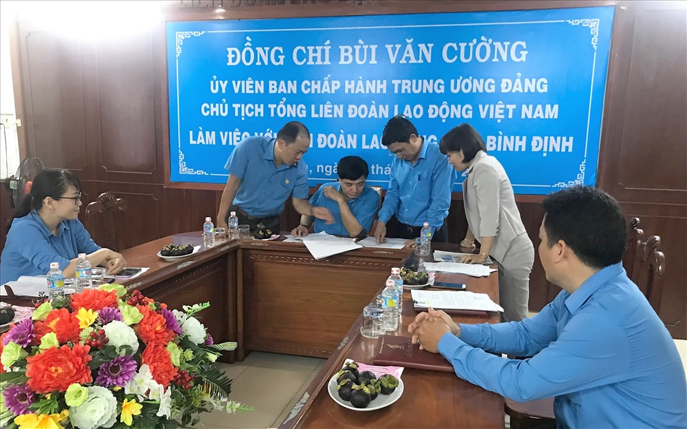 Chủ tịch Bùi Văn Cường nghe lãnh đạo LĐLĐ Bình Định báo cáo về dự án xây dựng cụm công trình liên hợp ở Khu Công nghiệp Phú Tài