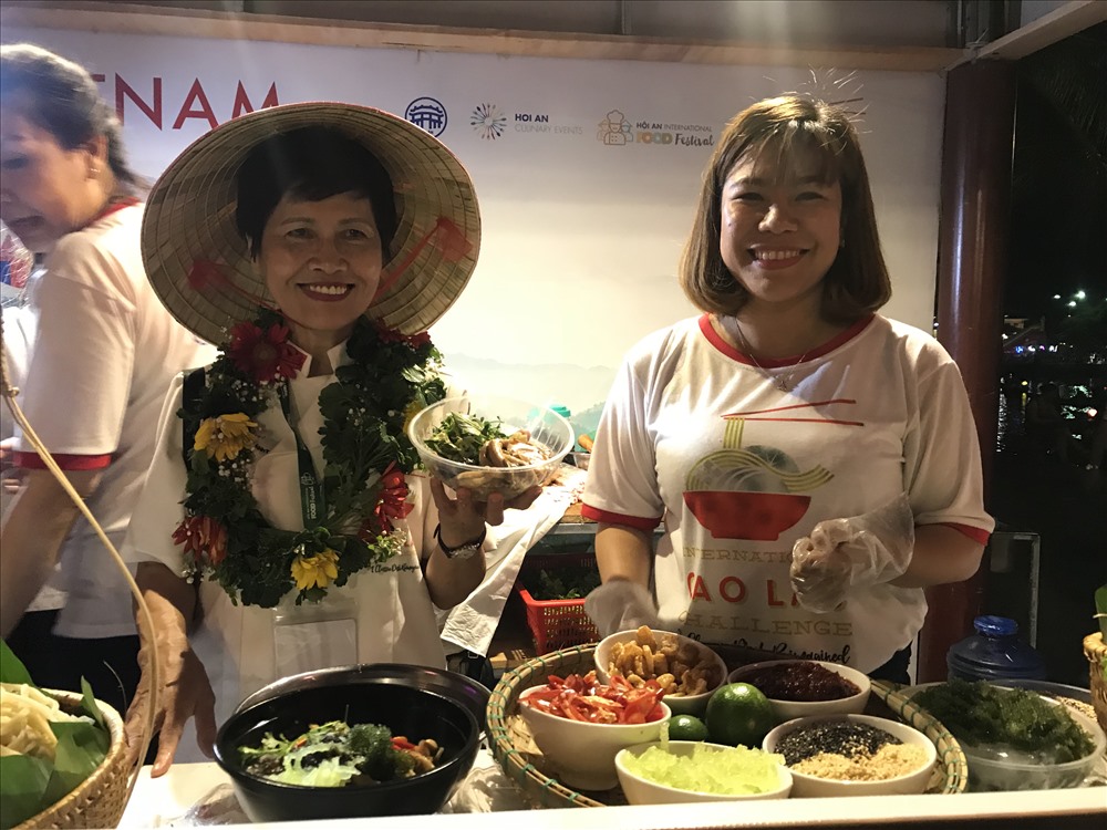 Đầu bếp Hoàng Thị Ánh Tuyết đang làm món Cao Lầu.
