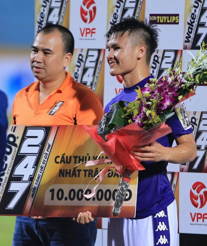 Tiền vệ Quang Hải dù không thể tỏa sáng nhưng anh vẫn được bình chọn là cầu thủ xuất sắc nhất trận đấu. Ảnh: VPF