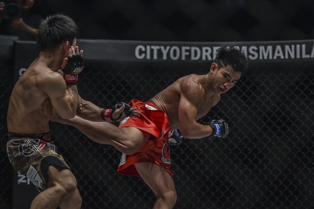 Màn phi cước tốc độ của võ sĩ Philippines - Joshua Pacio tại đấu trường Mall Of Asia ở Manila