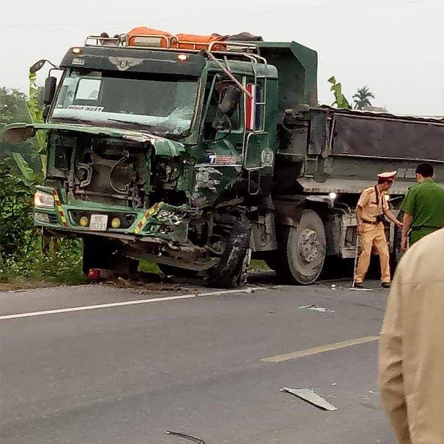 2 chiếc xe tải bị hư hỏng nặng sau vụ tai nạn.